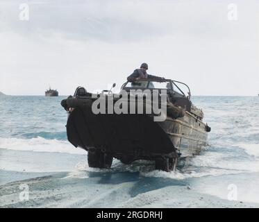 Mitglieder der 462. Amphibious Truck Company Schulung für D Day auf einem zweieinhalb Tonnen schweren Deck am Carylon Beach in Cornwall im Jahr 1944 Stockfoto