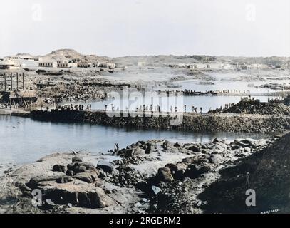 Bau des Assuan-Staudamms (der alte oder niedrige Staudamm) auf dem Nil in Ägypten: Bau vorübergehender Überschwemmungen im westlichen Ärmelkanal. Stockfoto