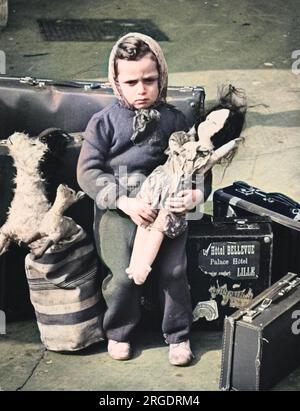 Bette Malek wartet im Zweiten Weltkrieg mit ihrer Puppe im Empfangszentrum Fulham in London Stockfoto