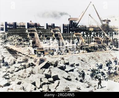 Bau des Assuan-Staudamms (alter oder tiefer Staudamm): Mit Gusseisen ausgekleidete Schleusen. Der von Sir William Willcocks entworfene Damm wurde 1889 von den Briten gebaut und im Dezember 1902 eröffnet. Stockfoto