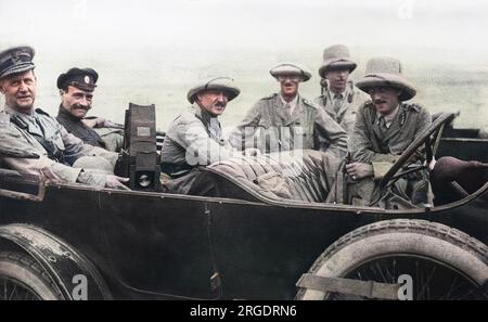 Generalmajor Lionel Charles Dunsterville (1865-1946) und Stab mit einem armenischen Brigadegeneral in Baku, Aserbaidschan. Er war Befehlshaber einer britischen Mission namens Dunsterforce, die aus Bagdad entsandt wurde, um die Armenier in Baku gegen Ende des Ersten Weltkriegs zu beraten und zu unterstützen. Stockfoto