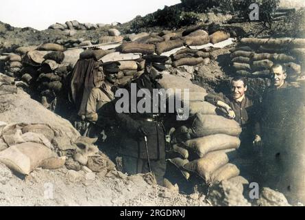 Lord Herbert Kitchener (1850-1916) in einem Graben mit anderen in den Dardanellen während der Gallipoli-Kampagne, Erster Weltkrieg. Stockfoto