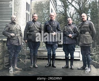 Besuch spanischer Generäle an der Westfront im Ersten Weltkrieg. General Sir Edmund Allenby, britischer Befehlshaber der 3. Armee (im Zentrum), mit unbekannten spanischen Generälen im Chateau Bryas (jetzt Brias) im März 1917. Stockfoto