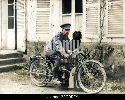 Ein Offizier des Panzerkorps auf einem Douglas-Motorrad mit einem Spanielhund (Stunter, das Panzerkorps-Maskottchen) in Neulette, Nordfrankreich, gegen Ende des Ersten Weltkriegs. Stockfoto