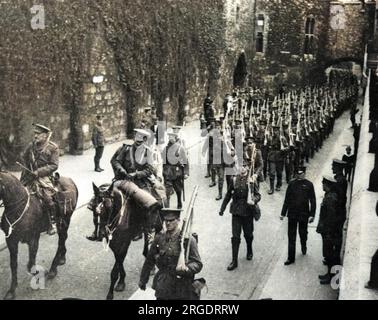 Männer der 2. Schotten Wachen verlassen den Tower of London, um in Lyndhurst im New Forest zu lagern, um die 7. Division während des Ersten Weltkriegs zu gründen. Stockfoto