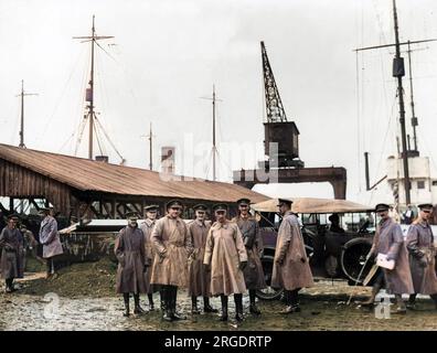 General Sir Henry Rawlinson (1864-1925) (links) und Feldmarschall William Edmund Ironside (1880-1959) (rechts), britische Armeeoffiziere, hier mit anderen am Kai in Archangel (Arkhangelsk), Russland gesehen. Sie nahmen an der nordrussischen Intervention Teil, Teil der alliierten Intervention in Russland nach der Oktoberrevolution. Stockfoto