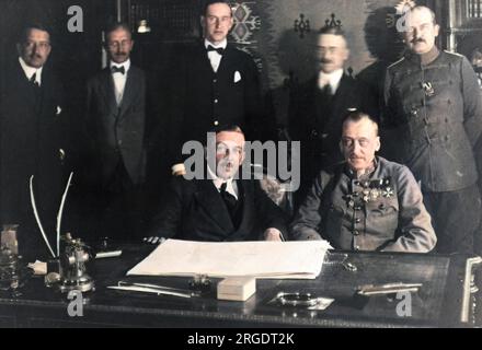 Richard von Kuhlmann (1873-1948), deutscher Außenminister, und Graf Ottokar von Czernin (1872-1932), österreichisch-ungarischer Außenminister, sitzen an einem Tisch, an dem sie den Friedensvertrag von Brest Litovsk, Russland (jetzt Brest, Belarus) unterzeichneten, wobei andere hinter ihnen standen. Der Vertrag markierte den Austritt Russlands aus dem Ersten Weltkrieg. Stockfoto