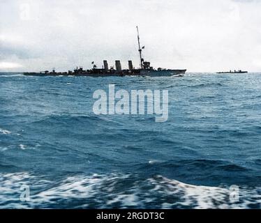 HMS Arethusa, britischer Leichtkreuzer, startete 1913, diente an verschiedenen Orten während der frühen Zeit des Ersten Weltkriegs, wurde durch eine Mine vor Felixstowe beschädigt und zerstörte 1916. Hier auf See mit Harwich Zerstörern gesehen. Stockfoto