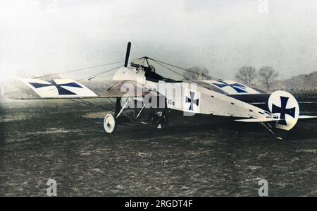 Ein deutsches Kampfflugzeug des Typs Fokker E I mit einem Oberursel-Motor mit 80 ps, das im Ersten Weltkrieg ab 1915 eingesetzt wurde. Stockfoto