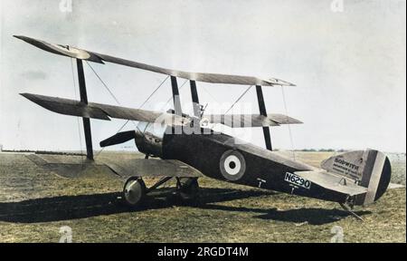 Ein britisches Einsitzer-Sopwith-Dreiflugzeug auf einem Flugplatz während des Ersten Weltkriegs. Stockfoto
