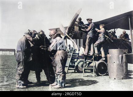 Ein britisches Bristol F2B Doppeldecker mit Mitgliedern der 22. Staffel auf einem Flugplatz, der für den Start während des Ersten Weltkriegs vorbereitet wird. Stockfoto