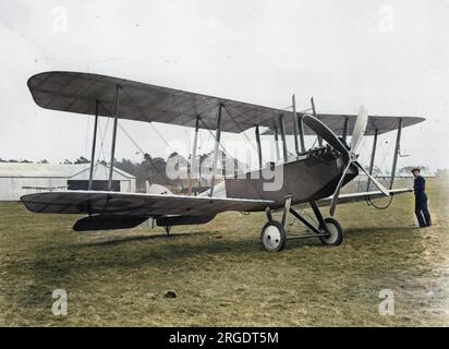 Ein britisches BE2C gepanzertes Doppelflugzeug auf einem Flugplatz während des Ersten Weltkriegs. Stockfoto