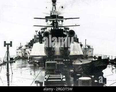 Sternansicht von HMS Repulse mit einem Doppeldecker auf dem Achterturm während des Ersten Weltkriegs. Stockfoto