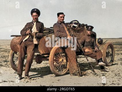 WW1 - Männer in Uniform trinken Bier neben einem Auto in einer kargen/Wüstenlandschaft, möglicherweise an der mesopotamischen Front? Stockfoto