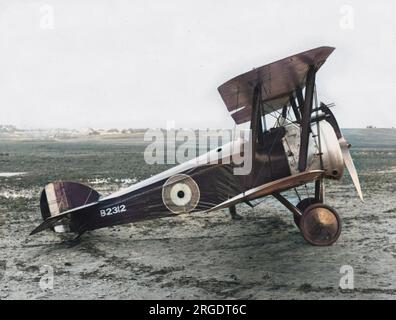 Ein britischer Sopwith F1 Camel-Doppeldecker auf einem Flugplatz während des Ersten Weltkriegs. Stockfoto