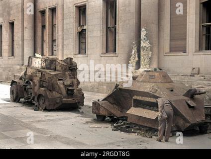 Zwei behinderte Panzer an der Seite eines Gebäudes in Deutschland während des Zweiten Weltkriegs. Stockfoto