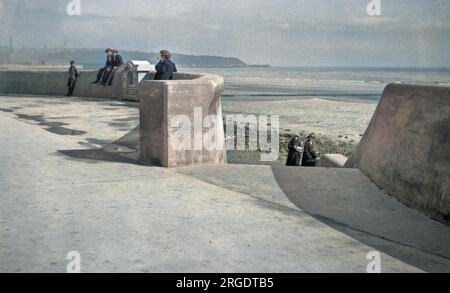 Meereswand und Esplanade, Kirkcaldy, Fife, Schottland. Ein Gedenkstein ist Teil der Mauer von 1922-1923. Die Ufermauer und die Promenade wurden von der Gesellschaft Kirkcaldy während einer Zeit der Handelskrise gebaut, um die Arbeitslosigkeit zu lindern. Stockfoto