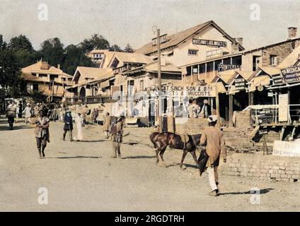 Straßenszene in Murree, Indien (jetzt Teil von Pakistan), mit Restaurant, Geschäften und Fußgängerzonen. Stockfoto