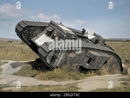 Ein Panzer, der während des Ersten Weltkriegs auf einem Feld aufgegeben wurde, mit einem Hinweis auf Französisch, der unter anderem besagt, dass es verboten ist, hinein zu gehen. Stockfoto