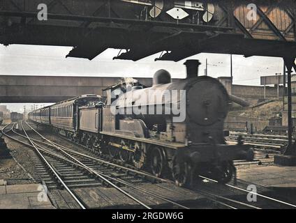 Ein LMS (London, Midland und Schottland)-Dampflokomotive, die Kutschen zieht. Stockfoto