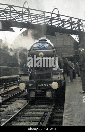 Die berühmte Dampflokomotive Flying Scotsman in einem Bahnhof. Stockfoto