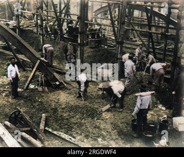 Eine Gruppe von Navys, die an einem erhöhten Abschnitt einer Londoner Eisenbahn arbeiten. Stockfoto