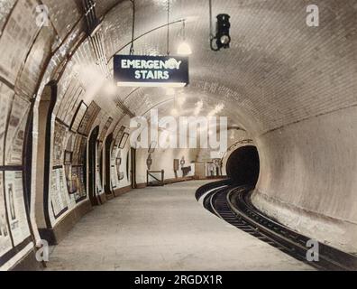 Ein leerer U-Bahnsteig in London an der Bank Station, auf der Northern Line. Stockfoto