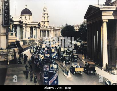 Blick auf die Nationalgalerie und die Kirche St-Martin-in-the-Fields. Canada House ist auf der rechten Seite zu sehen. Stockfoto