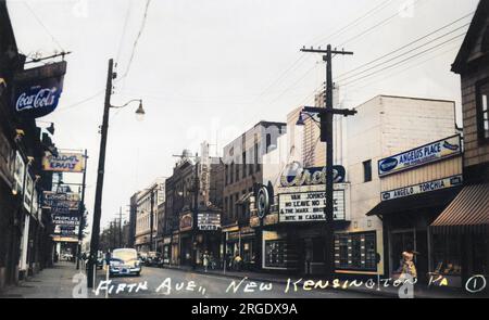 Fifth Avenue, New Kensington, Pennsylvania. In der Aufnahme befinden sich das Circle-Kino (mit einem Marx Bros-Film) und das Paramount-Kino. Beide zeigen Van-Johnson-Filme. Stockfoto