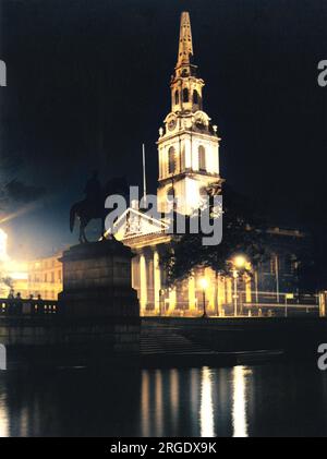 St. Martin-in-the-Fields Kirche, vom Trafalgar Square aus gesehen. Nach London Stockfoto