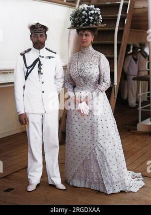 Porträtfoto von König George V. in Marineuniform und seiner Frau, Königin Mary von Teck. Stockfoto