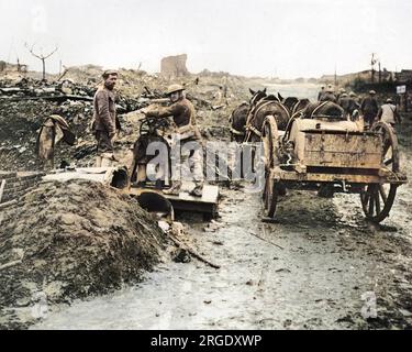 Britische Soldaten zogen während des Ersten Weltkriegs Wasser in einem eroberten Dorf an der Westfront. Stockfoto