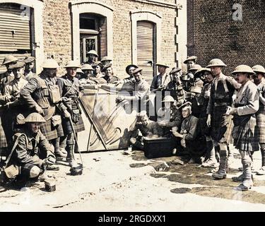 Alliierte Soldaten entspannen sich mit Erfrischungen und Musik von einem Klavier an der Westfront in Frankreich während des Ersten Weltkriegs. Stockfoto