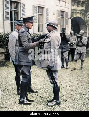 Arthur, Prinz von Connaught überreicht einem französischen General an der Westfront im Ersten Weltkrieg eine militärische Auszeichnung. Zwei Männer im Hintergrund stehen mit ihren Kameras bereit. Stockfoto