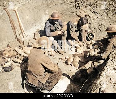 Gordon Highlanders zerschnitten die Rationen in einem Reservekanal, bevor sie während des Ersten Weltkriegs an die Front des Westens aufbrachen. Stockfoto