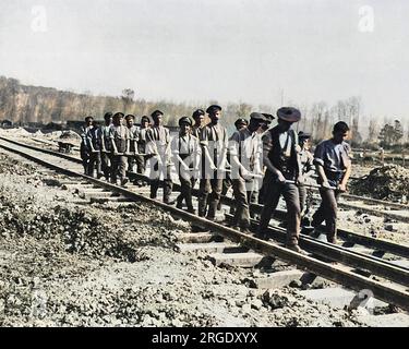 Bau von Breitspurbahnen an der Westfront in Frankreich während des Ersten Weltkriegs. Fortschritte wurden mit einer Geschwindigkeit von einer Meile pro Tag erzielt. Stockfoto