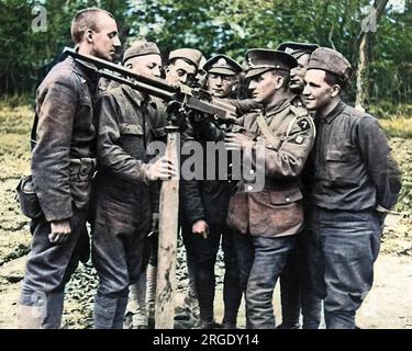 Ein britischer Maschinengewehrer demonstriert den amerikanischen Truppen an der Westfront in Frankreich im Ersten Weltkrieg die Funktionsweise einer Waffe. Stockfoto