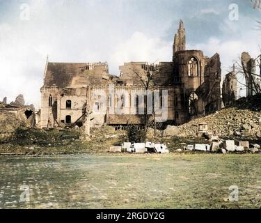 Allgemeiner Blick auf die Kathedrale von Ypern, Belgien, nach dem Bombenanschlag auf die Westfront während des Ersten Weltkriegs. Stockfoto