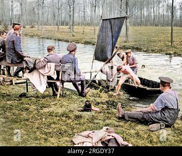 Britische Soldaten, die auf einem Fluss während einer Pause an der Westfront in Frankreich, im Ersten Weltkrieg, auf einem Boot fahren. Stockfoto