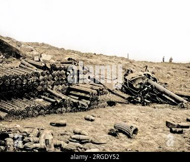 Die Überreste einer deutschen Waffe und Munition, die die Briten während des Ersten Weltkriegs an der Westfront getroffen haben. Stockfoto