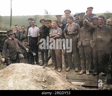 Lloyd George unterhielt sich mit britischen Soldaten, als er aus einem gefangenem deutschen Dugout an der Westfront in Frankreich während des Ersten Weltkriegs hervorging. Stockfoto