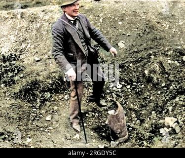 Lloyd George mit den Überresten einer Muschel an der Westfront in Frankreich im Ersten Weltkrieg. Stockfoto