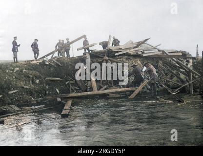 Britische Offiziere und Männer, die ersten, die während des Ersten Weltkriegs die Somme bei Peronne an der Westfront in Frankreich überquerten. Stockfoto