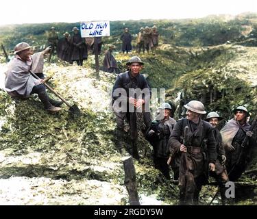 Britische Soldaten in einem neu gefangenen deutschen Graben während des Somme-Vormarsches an der Westfront in Frankreich im Ersten Weltkrieg. Auf dem Schild steht der alte Hunne Line. Stockfoto