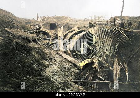 Ein verlassener deutscher Graben an der Westfront in Frankreich während des Ersten Weltkriegs, der Schäden an Welleisen aus britischer Feuerkraft aufwies. Stockfoto