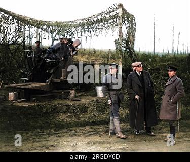 Arthur Balfour (zentrale Figur in flacher Kapuze) als Außenminister in David Lloyd Georges Koalitionsregierung aus Kriegszeiten, der während seines Besuchs an der Westfront (Ort unbekannt) im Herbst 1916 einen 9,2 cm großen britischen Howitzer beobachtete. Auf der rechten Seite steht Sir Philip Sassoon, Privatsekretär von Earl Haig während des Ersten Weltkriegs, ebenfalls Abgeordneter, Kunstsammler und Gastgeber der Gesellschaft. Stockfoto