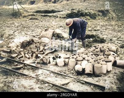 Ein britischer Soldat, der im Ersten Weltkrieg Trümmer an der Westfront aufräumt. Stockfoto