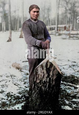 Ein Soldat der Maori aus Neuseeland steht an einem Baum, den er gerade gefällt hat, an der Westfront in Frankreich im Ersten Weltkrieg. Stockfoto