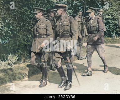 König George V., Sir Douglas Haig und der Prinz von Wales (später Edward VIII) bei einem Besuch der Westfront in Frankreich während des Ersten Weltkriegs. Stockfoto