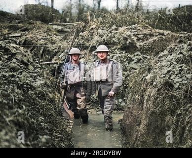 Zwei britische Soldaten in einem Überflutungsgraben an der Westfront in Frankreich während des Ersten Weltkriegs. Stockfoto